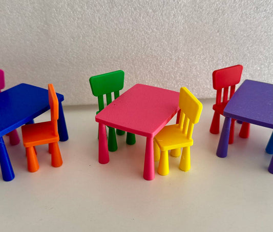Miniatura Sillas y mesa infantil