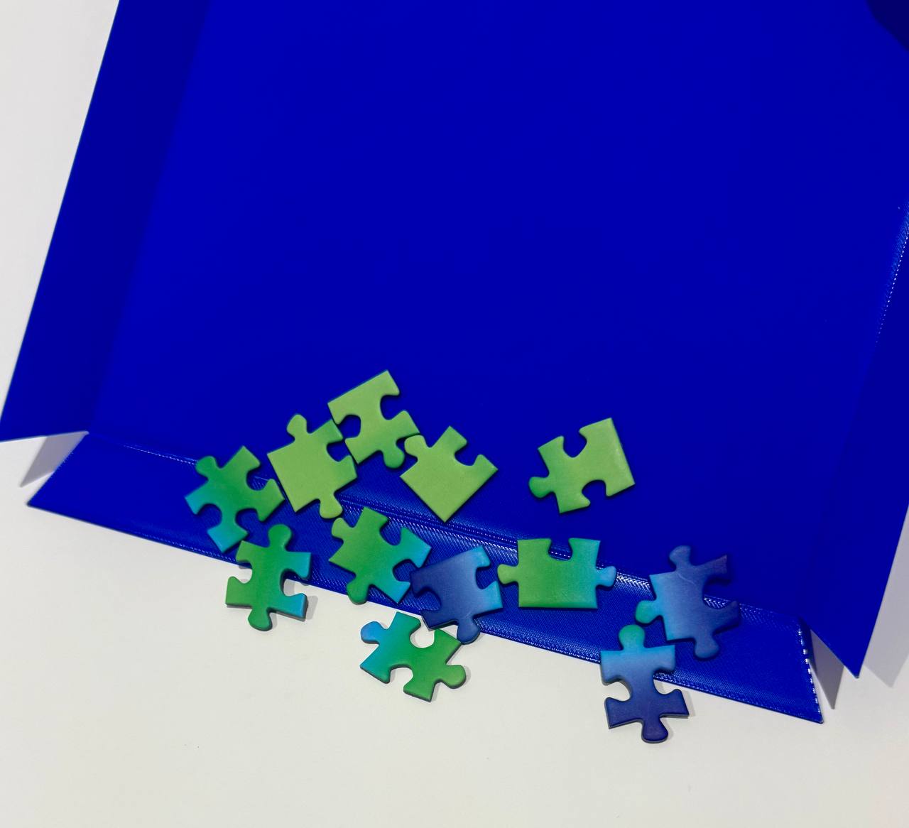 Puzzle or board game box support